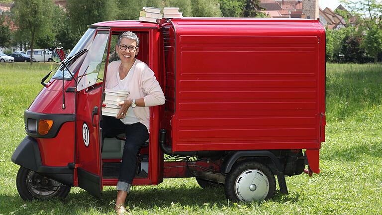 Lieferung statt Ladenöffnung: Ursula Gräbe, die Inhaberin der 'Leseinsel' in Ebern, ist auch während der Ladenschließung für ihre Kunden da und liefert im Umkreis von Ebern die bestellte Lektüre frei Haus. Lieferung statt Ladenöffnung: Ursula Gräbe, die Inhaberin der 'Leseinsel' in Ebern, ist auch während der Ladenschließung für ihre Kunden da und liefert im Umkreis von Ebern die bestellte Lektüre frei Haus.