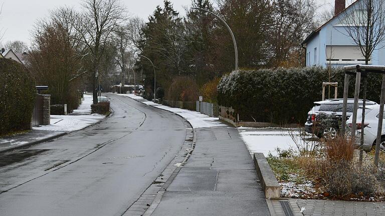 Die Herbstädter Straße in Bad Königshofen. Der Bauausschuss stimmte einer Sanierung des dort liegenden Abwasserkanals auf einer Länge von 350 Metern zu. Wann genau diese und einige andere Kanalbaumaßnahmen im Stadtgebiet durchgeführt werden, steht noch nicht fest.