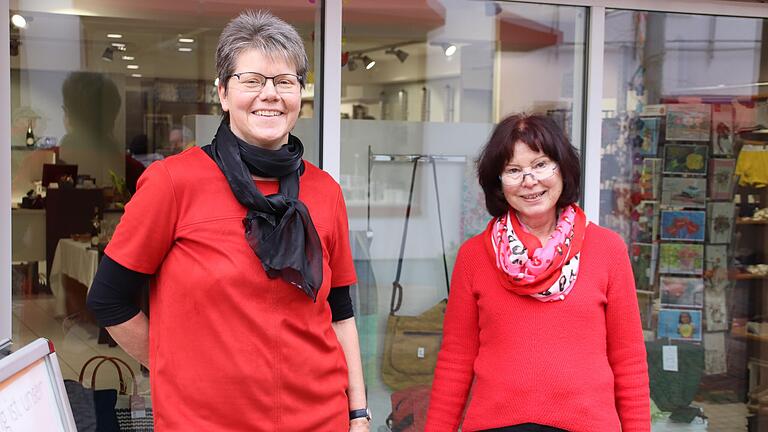 Der Weltladen in Marktheidenfeld ist jetzt in der Bronnbacher Straße 14 zu finden. Das Bild zeigt Teamleiterin Christina Schlembach (links) und Mitarbeiterin Klara Schmitt.