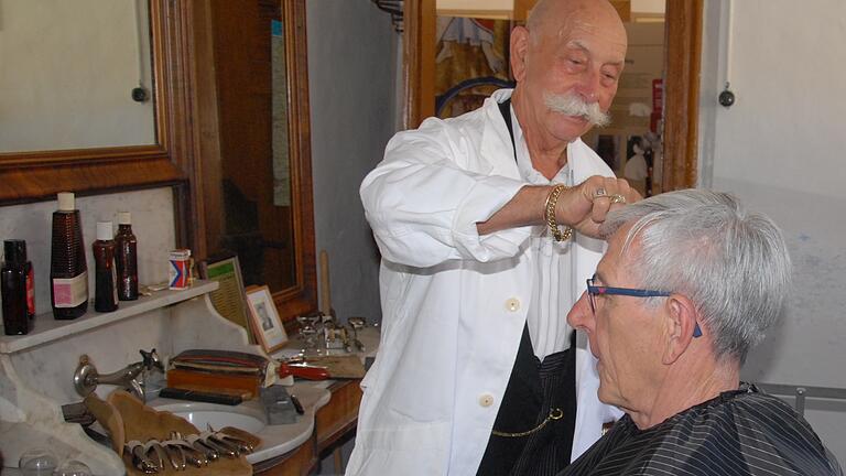 Der Dettelbacher Friseur Anton Lasar gehört fast zum lebenden Inventar des Kirchenburgfestes. Der Dettelbacher Friseur Anton Lasar gehört fast zum lebenden Inventar des Kirchenburgfestes.