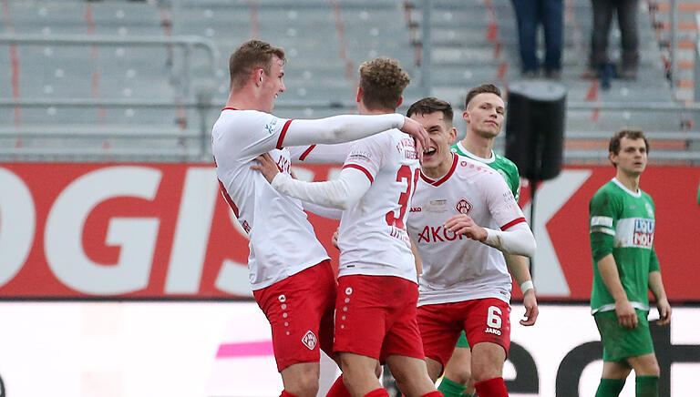 Felix Göttlicher (links) beim Torjubel mit Tim Littmann (Mitte) und Marius Wegmann soll auch über die Winterpause hinaus bei den Würzburger Kickers bleiben.