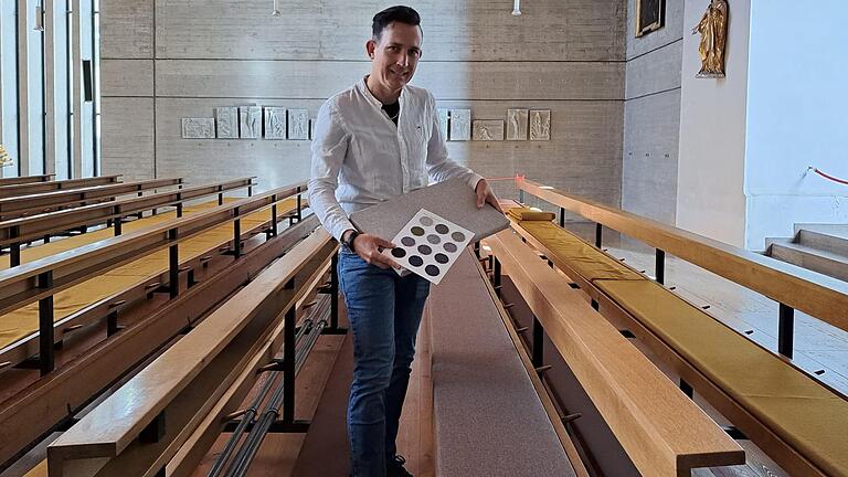 Kirchenpfleger André Vorndran bei der Bemusterung der möglichen neuen Polster.