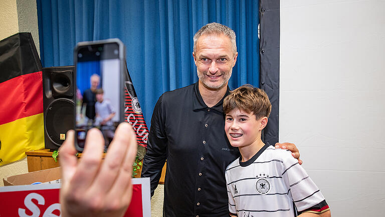 Der Weltmeister-Trainer ist zurück in Gänheim. Empfang für den Weltmeister Trainer Christian Wück am Montag 11.12.23 im Vereinsheim der DJK Gänheim bei Arnstein.
