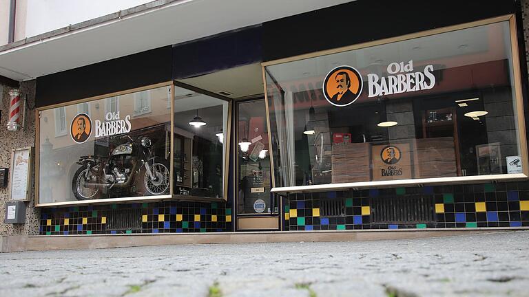 Emre Pirbudak betreibt das Old Barbers in Kitzingen.