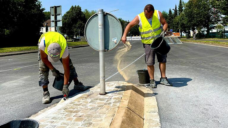 Bauarbeiten auf der BayWa-Kreuzung: Die aufgearbeiteten Verkehrsinseln werden mit reflektierender Farbe neu beschichtet.