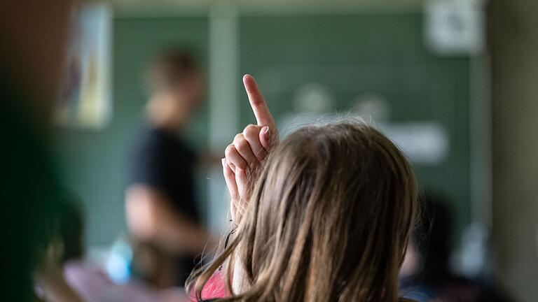 Unterricht an der Grundschule       -  Ab dem Schuljahr 2026/2027 gibt es einen Rechtsanspruch auf Ganztagsbetreuung in der Grundschule. (Archivfoto)