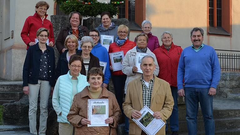 Die Sieger des Blumenschmuckwettbewerbes 2016 wurden von der  Eigenheimervereinigung Thüngen prämiert. Hinten von links: Elfriede Neidert, Waltraud Peter, Karin Steiger, Hermine Pfeiffer (Beisitzerin). Mitte von links: Anke Peter (Vorsitzende), Monika Wolf, Agnes Hessdörfer, Leon Wolf, Ursula Enzmann, Hannelore Hildenbrand, Herta Weller (Zweite Vorsitzende), Bürgermeister Lorenz Strifsky. Vorne von links: Hannelore Hanel, Regina Anderko und Holger Dietz.