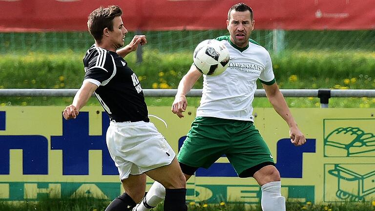 SV-Burgwallbach-Vorsitzender Marcel Mölter (links) und René Balling vom VfL Sportfreunde Bad Neustadt werden in der kommenden Saison gemeinsam in einer Spielgemeinschaft kicken.