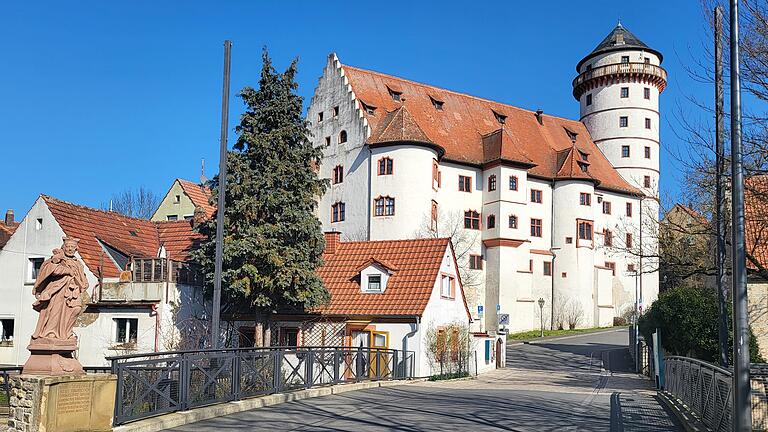 Die Schlossgaststätte Rimpar besticht durch ein außergewöhnliches Ambiente. Die Schlossgaststätte Rimpar besticht durch ein außergewöhnliches Ambiente.