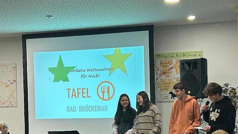 Die 8. Klassen stellten ihr Hilfsprojekt für die Tafel in Bad Brückenau vor: (von links) Sinab Said, Charlotte Heinle, Tristan Machan und Ben Odenweller. - Die 8. Klassen stellten ihr Hilfsprojekt für die Tafel in Bad Brückenau vor: (von links) Sinab Said, Charlotte Heinle, Tristan Machan und Ben Odenweller. Die 8. Klassen stellten ihr Hilfsprojekt für die Tafel in Bad Brückenau vor: (von links) Sinab Said, Charlotte Heinle, Tristan Machan und Ben Odenweller. - Die 8. Klassen stellten ihr Hilfsprojekt für die Tafel in Bad Brückenau vor: (von links) Sinab Said, Charlotte Heinle, Tristan Machan und Ben Odenweller.