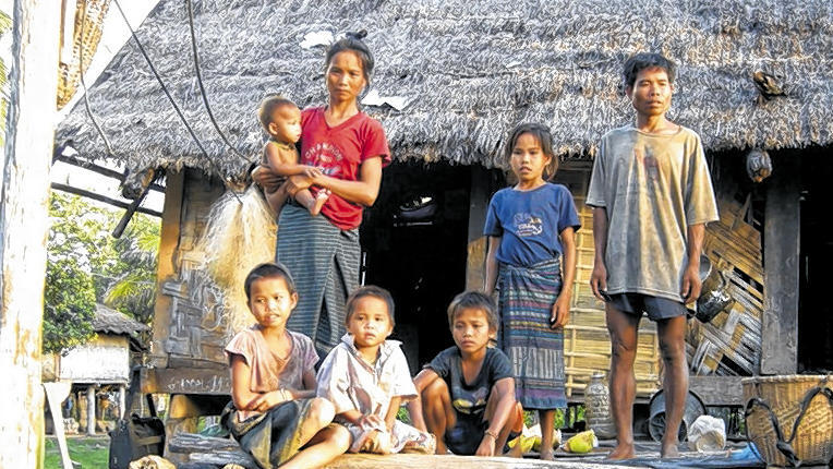 Eine Hütte für die ganze Familie: Colette (links unten) mit ihren Eltern, Geschwistern und anderen Familienmitgliedern.