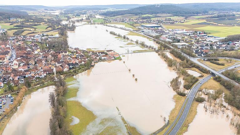 Die Baunach bei Ebern: Zwar sieht es auf Bildern dramatisch aus, wie der Fluss über die Ufer getreten ist. Doch laut Bürgermeister Hennemann ist es völlig normal, dass die Wiesen überschwemmt werden.