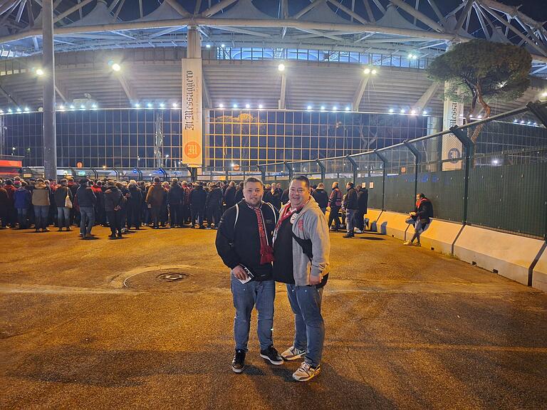 Holger Weininger und sein Sohn Simon vor dem Stadion in Rom in der vergangenen Woche.