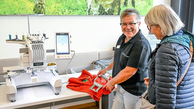 Beim Tag der offenen Tür im Reha- und Arbeitswerk der Lebenshilfe (RAW) in Schweinfurt stellte sich auch die Textilwerkstatt vor. Sonja Keidel führt die Stickmaschine vor.&nbsp;