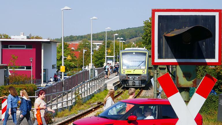 Die Bahnstrecke Bamberg-Ebern soll Teil eines Pilotbetriebs von Hybridfahrzeugen für Oberleitungs- und Akkubetrieb werden. Im Bild der Bahnhof Ebern.