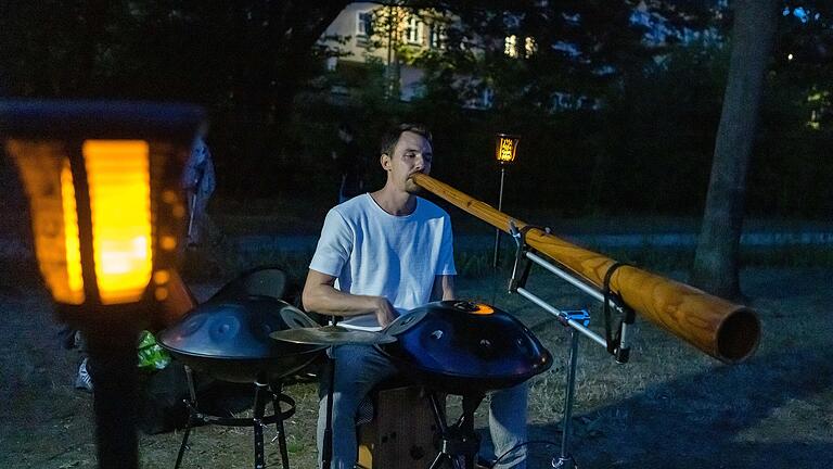 Stimmungsvoll am Abend an der Gutermann-Promenade: Nico Wölfling mit Didgeridoo, Percussion und Handpan.