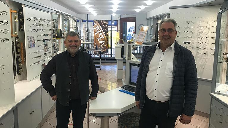 Vor ziemlich genau zwei Jahren übernahm Ralf Bieselt von Brillen Voigt (rechts) den Betrieb Optik Meißner von Ulf Gramlinger. In Kürze wird der Laden am Marktplatz von Bad Neustadt leer stehen.&nbsp;