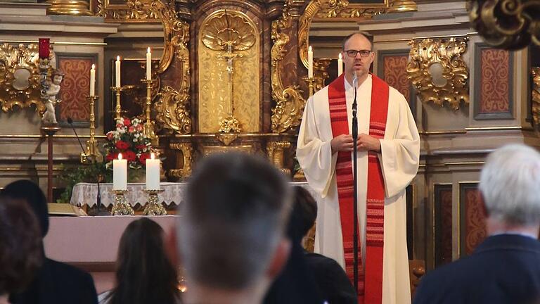 Pfarrer Thomas Menzel (im Bild beim Gottesdienst in Mellrichstadt) bekommt Unterstützung. Künftig wird er als Teampfarrer gemeinsam mit Steffen Behr den Pastoralen Raum Mellrichstadt leiten.