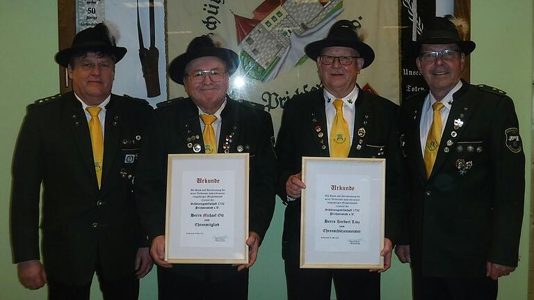 Das Foto zeigt Heinrich Strobl (1. Schützenmeister), Michael Ott (Ehrenmitglied), Herbert Linz (Ehrenschützenmeister ) und Klaus Linz (Ehrenschützenmeister).