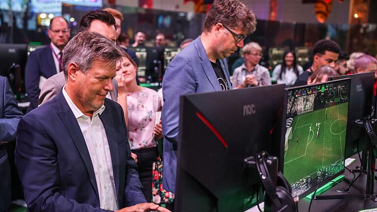 Robert Habeck und Michael Kellner       -  Der Bundeswirtschaftsminister Robert Habeck und sein Staatssekretär Michael Kellner (beide Grüne) spielen bei der Gamescom ein Fußballspiel zur Probe.