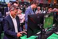 Robert Habeck und Michael Kellner       -  Der Bundeswirtschaftsminister Robert Habeck und sein Staatssekretär Michael Kellner (beide Grüne) spielen bei der Gamescom ein Fußballspiel zur Probe.