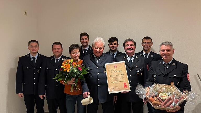 Hohe Auszeichnung für Hilmar Kaßecker (Bildmitte, mit Ehefrau Andrea Kaßecker). Die Urkunde übergaben die Vorstände Fabian Schleyer (Zweiter von links), Karsten Keller (Vierter von links), Markus Halbig (Zweiter von rechts), die Beisitzer Domenik Dellert (Erster von links) und Klaus Schmidt (Erster von rechts) sowie der 1. Kommandant Hubert Keller (Dritter von rechts) und der 2. Kommandant Benedikt Bieber (Vierter von rechts).