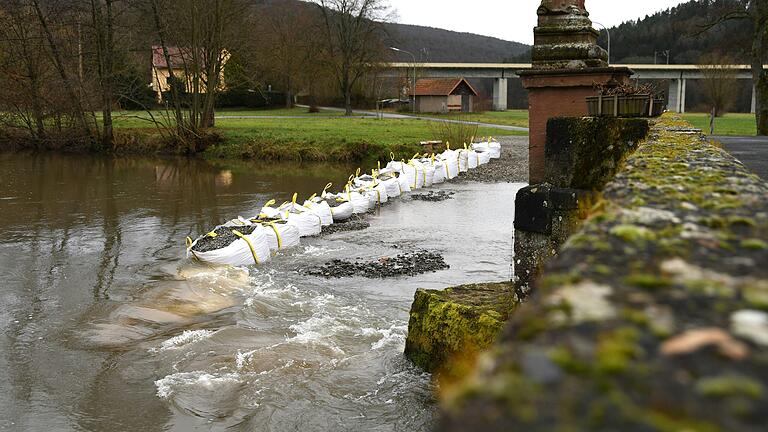 Von den mit Schotter gefüllten BigBags, die für die Sanierungsarbeiten an der historischen Sinnbrücke in Schaippach eine Arbeitsfläche trocken halten sollen, fehlt bereits ein Teil. Von den mit Schotter gefüllten BigBags, die für die Sanierungsarbeiten an der historischen Sinnbrücke in Schaippach eine Arbeitsfläche trocken halten sollen, fehlt bereits ein Teil.