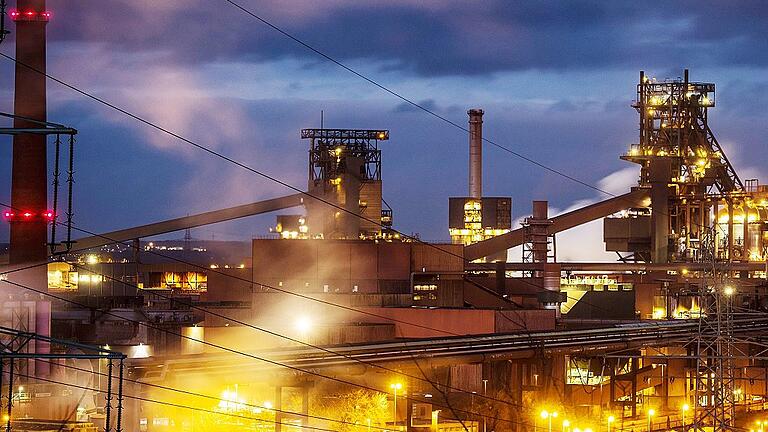 Stahlwerk       -  Das Thyssenkrupp Stahlwerk Schwelgern in Duisburg-Marxloh. Die EU muss ihre eigene Stahl- und Aluminium-Branche schützen.