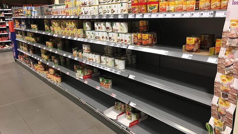 Wie in diesem Supermarkt im östlichen Unterfranken gibt es mittlerweile vielerorts leergeräumte Regale.&nbsp;