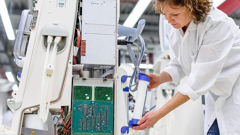 Im Werk von Fresenius Medical Care in Schweinfurt wurde die Produktion wieder hochgefahren. Vergangene Woche waren Mitarbeiter positiv auf das Coronavirus getestet worden. Sie sind nun in Quarantäne, die Kontaktpersonen ebenso.