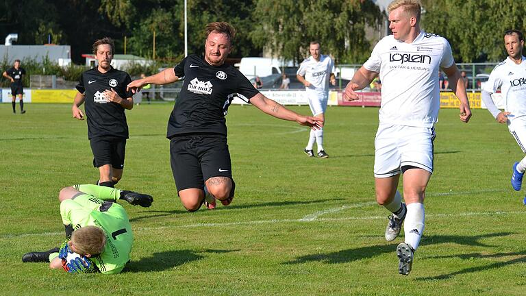 Tobias Karl (SG Buchbrunn-Mainstockheim, links) ist nach einem Pass von Oliver Hahn (SSV Kitzingen, hinten) schneller am Ball, so dass Hahns Mitspieler Fabian Zehn (Mitte) lieber über den Torhüter springt. SG-Verteidiger Jonas Wenzel (rechts) sichert mit ab.