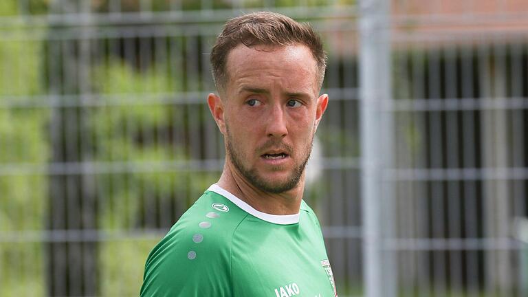 Adrian Dußler vom TSV Abtswind erzielt im Auswärtsspiel beim FC Coburg den Ausgleich per Elfmeter.