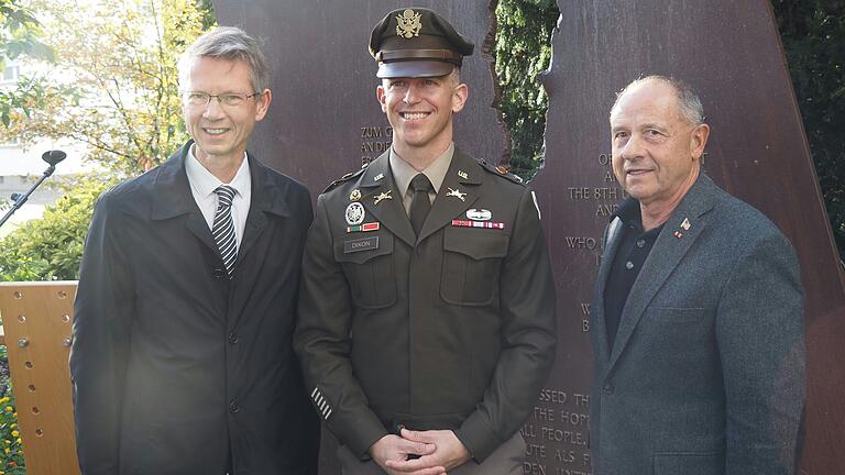 OB Sebastian Remelé, Colonel Aaron B. Dixon sowie der ehemalige Pressesprecher der US-Garnison Schweinfurt, George Ohl, vor dem Luftkriegs-Mahnmal. OB Sebastian Remelé, Colonel Aaron B. Dixon sowie der ehemalige Pressesprecher der US-Garnison Schweinfurt, George Ohl, vor dem Luftkriegs-Mahnmal.