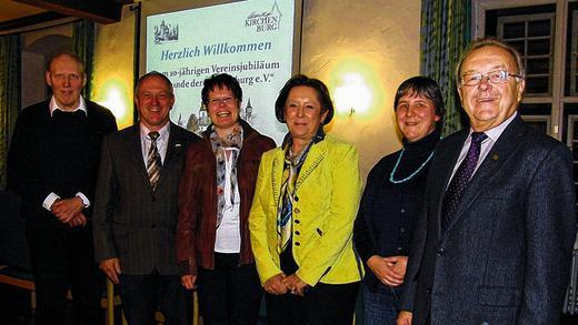 Freunde der Kirchenburg: Mit Adolf Büttner (rechts) und seinen Vereinsleuten freuten sich (von links) Pfarrer Christian Schümann, Bürgermeister Ulrich Waldsachs, Daniela Schedel, Bezirkstagsvizepräsidentin Karin Renner und Historikerin Karen Schaelow-Weber.