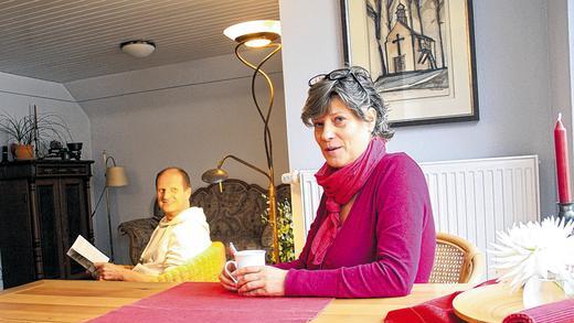 Wohlbehagen:  Die Gäste Christine Fesel und Albrecht Steets in der mit fünf Sternen zertifizierten Ferienwohnung am Wanderweg in Friesenhausen.
