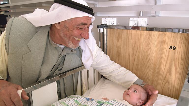 Ein Beduine besucht seinen kranken Sohn im Baby Hospital in Bethlehem.