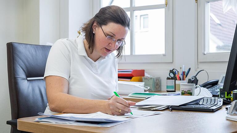 Dr. Elisabeth Rieck (40) betreibt seit 2018 eine Praxis in Neubrunn – und hat viel Arbeit. Im westlichen Landkreis Würzburg ist der Mangel an Hausärzten besonders stark zu spüren. Dr. Elisabeth Rieck (40) betreibt seit 2018 eine Praxis in Neubrunn – und hat viel Arbeit. Im westlichen Landkreis Würzburg ist der Mangel an Hausärzten besonders stark zu spüren.