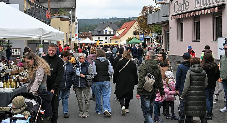 Viel Betrieb herrschte am Sonntag in Burgsinn beim Michaelsmarkt. Viel Betrieb herrschte am Sonntag in Burgsinn beim Michaelsmarkt.