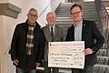 Ralph Hartner freut sich über die großzügige Spende von Dr. Walter Vogt und Dr. Alexander Del Savio vom Lions-Club Kitzingen.