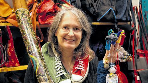 Alles zum richtigen Preis: Im Weltladen gibt es nur fair gehandelte Ware. Maria Sauter präsentiert vegane Schuhe, ein Didgeridoo und handgemachte Püppchen. Die Hersteller haben dafür einen angemessenen Lohn bekommen, um ihre Existenz zu sicher.