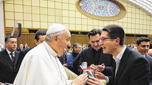 Unvergesslicher Moment: Papst Franziskus nimmt das Geschenk des Großrinderfelders Christoph Kraus entgegen.