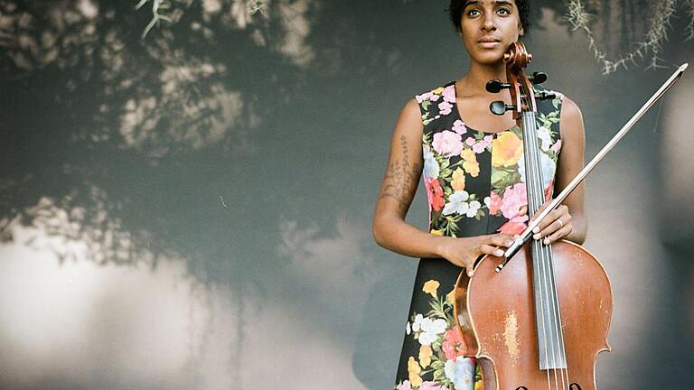 Im Trio von Leyla McCalla spielt das Cello eine zentrale Rolle: kreolische Musik ihrer Heimat verbindet sich mit der Straßenmusik von New Orleans.