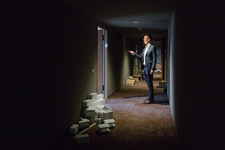 'Da wird noch gebaut.' Christoph Unckell zeigt im Neubau in ein Zimmer. 'Da wird noch gebaut.' Christoph Unckell zeigt im Neubau in ein Zimmer.