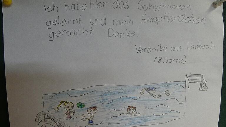 Bild am Schwarzen Brett. Die achtjährige Veronika aus Limbach ist stolz, dass sie in Zeil das schwimmen lernen durfte.