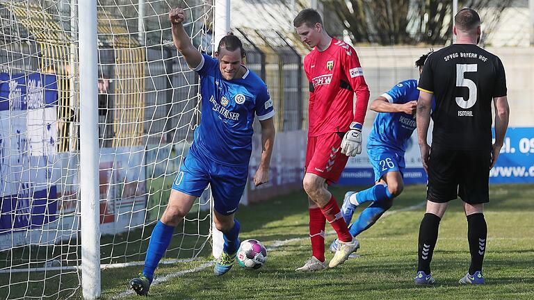 Guðmundur Steinn Hafsteinsson (links) vom FV 04 Würzburg jubelt nach seinem Tor zum 2:2-Ausgleich gegen die SpVgg Bayern Hof in der Schlussphase der Bayernliga-Partie. In Hof erzielte der 32-jährige Isländer seine ersten beiden Tore für die Blauen. Guðmundur Steinn Hafsteinsson (links) vom FV 04 Würzburg jubelt nach seinem Tor zum 2:2-Ausgleich gegen die SpVgg Bayern Hof in der Schlussphase der Bayernliga-Partie. In Hof erzielte der 32-jährige Isländer seine ersten beiden Tore für die Blauen.