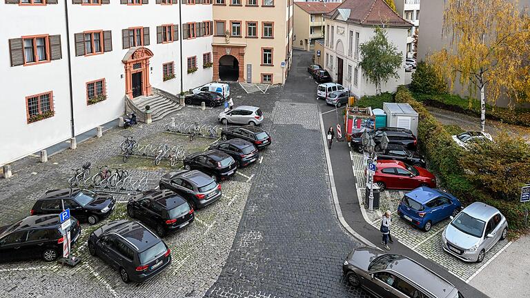 Am Kardinal-Döpfner-Platz in Würzburg sollen acht Stellplätze in der Mitte des Platzes wegfallen.