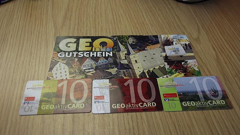 So sehen die vier Generationen des &bdquo;Zehners&ldquo; der Geo-aktiv-Card aus. Das Exemplar oben erschien 2007 noch als Papiergutschein.