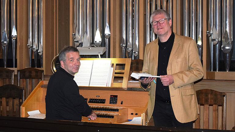 Mark Genzel und Michael Pfeifer erläuterten bei 'Perlen im Gesangbuch' in Musik
und Worten den Ursprung und theologischen Mehrgehalt des 200-jährigen Liedes
'Stille Nacht! Heilige Nacht!'.