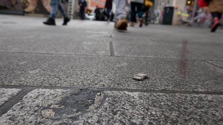 Kaugummis verschmutzen das Pflaster in der Eichhornstraße. Ein Problem, das es in Singapur nicht gibt.