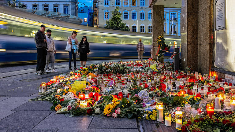 In der Würzburger Innenstadt wird heute mit einer Menschenkette der Opfer des Messerangriffs gedacht. Doch auch politisch motivierte Veranstaltungen wurden für Freitagabend angemeldet.